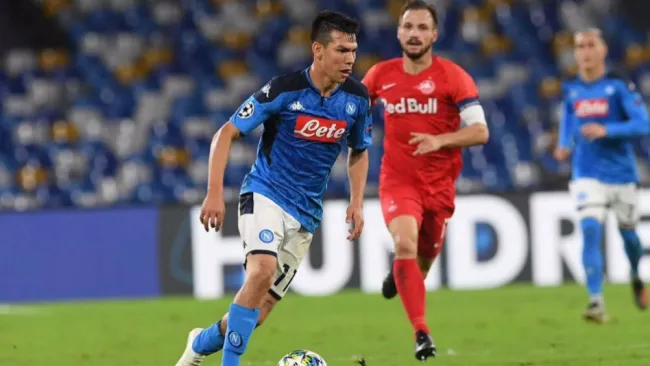 Lozano conduce el balón ante Salzburgo