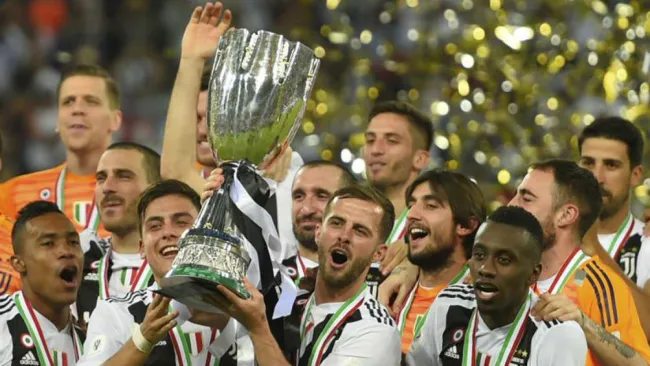 Jugadores de la Juventus levantan la Supercopa italiana 