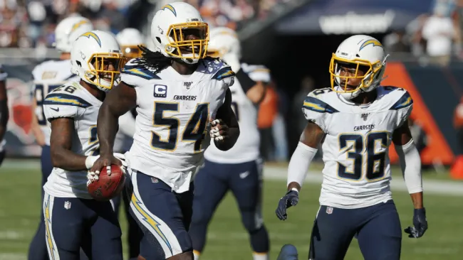 Melvin Ingram festeja con su compañero Roderic Teamer luego de recuperar un balón