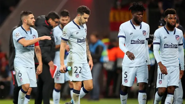 Jugadores del Atlético cabizbajos tras perder ante el Leverkusen