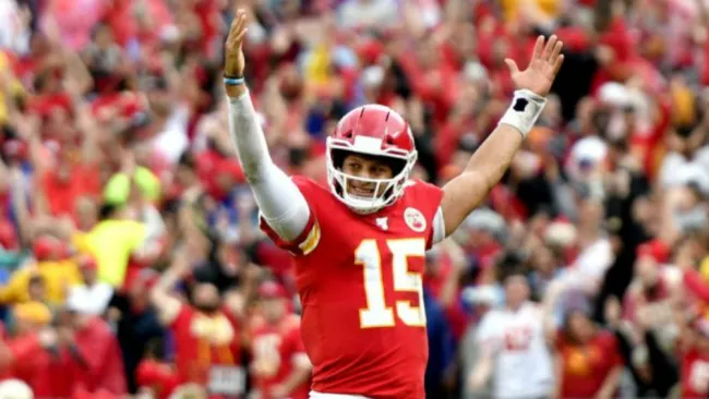 Patrick Mahomes festeja en el juego frente a Ravens