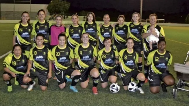 Equipo del Sporting Son Ferrer junto con la bebé de Ruth Ruano