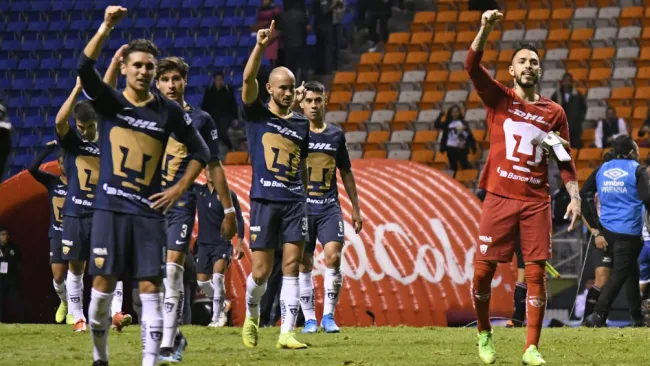 Jugadores de los Pumas en su último juego en Puebla