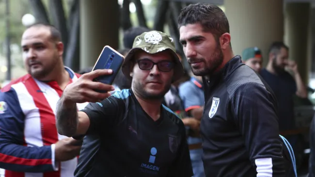 Jair Pereira atiende a los aficionados