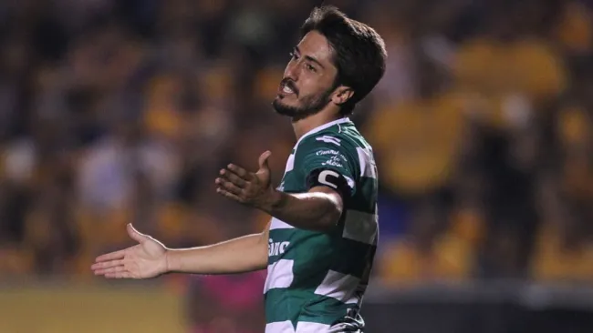 José Abella, en un juego con Santos Laguna