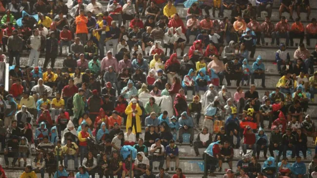 Afición bajo la lluvia en el Luis Pirata Fuente