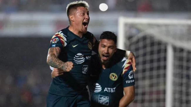 Nicolás Castillo celebrando su anotación con Bruno Valdez