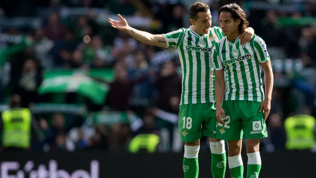 Andrés Guardado y Diego Lainez en partido con el Betis