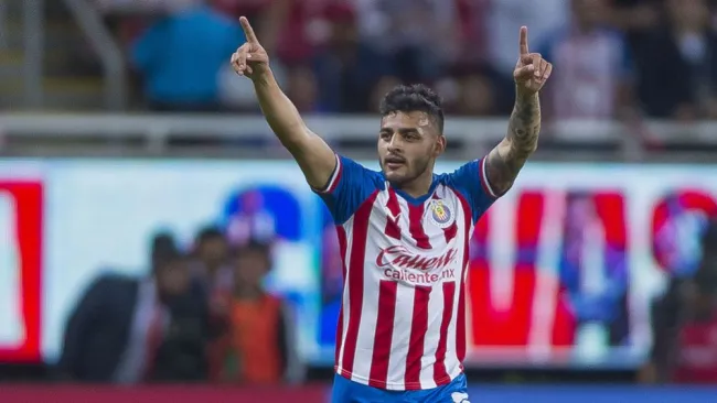 Alexis Vega festeja el golazo que le marcó a Gallos