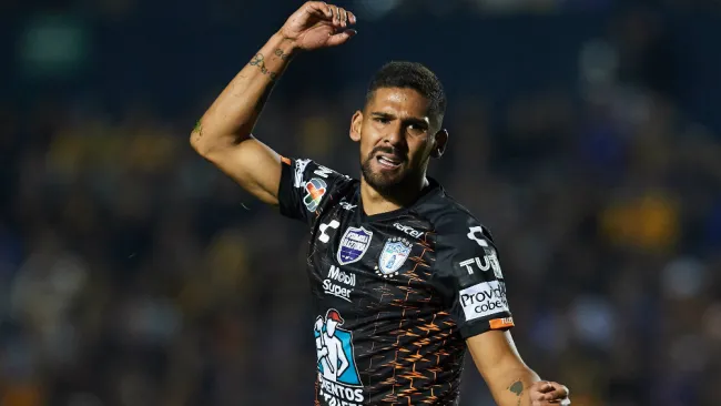 Franco Jara en partido con Pachuca