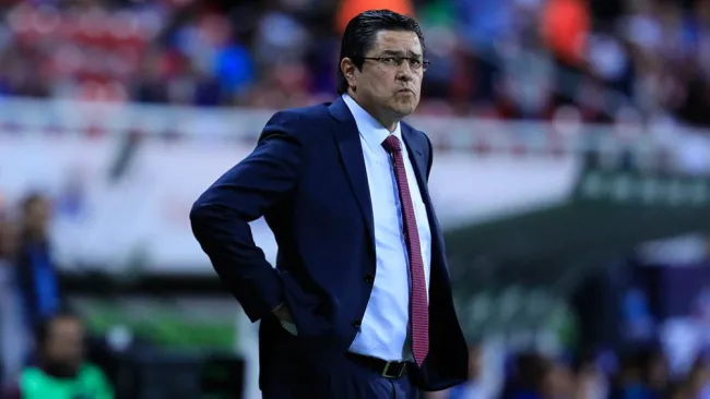 Luis Fernando Tena durante un juego de Chivas