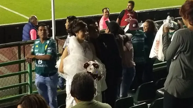 Pareja de casados posa para la cámara