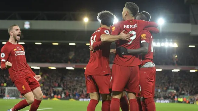 Jugadores de Liverpool, en festejo contra el City