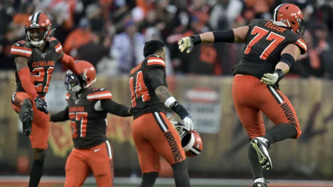 Los jugadores de los Browns festejan su tercer triunfo de la campaña