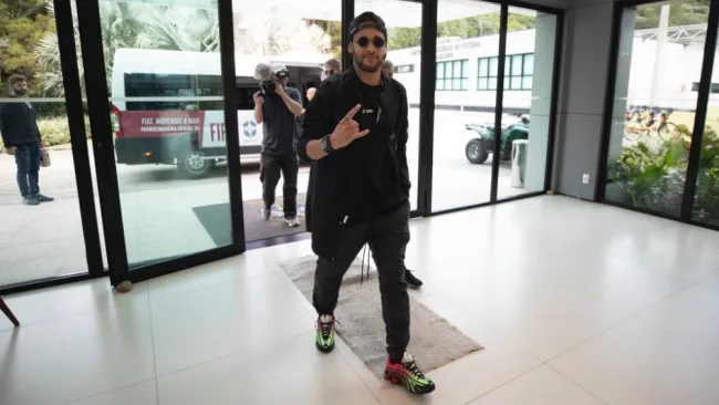 Neymar llegando a la concentración de la Selección de Brasil