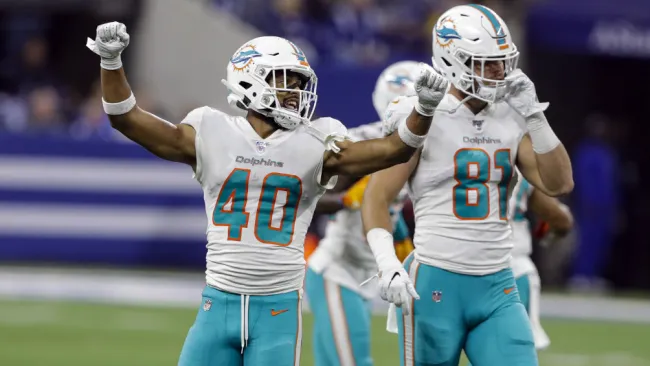Nik Needham celebrando un Touchdown de Miami Dolphins