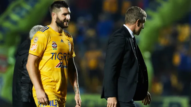 André-Pierre Gignac y Martín Palermo en el partido entre Tigres y Pachuca en el Universitario