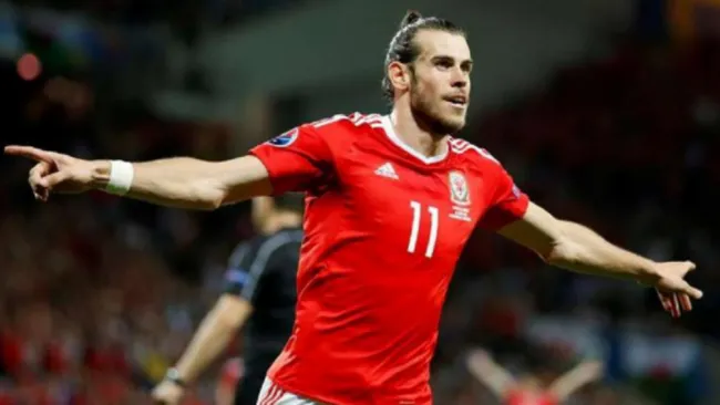 Gareth Bale festeja un gol con Gales