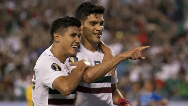 Raúl Jiménez festeja gol con Antuna