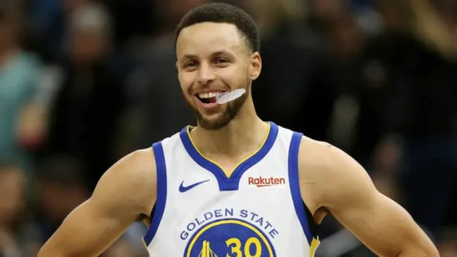 Curry durante un juego con los Warriors 