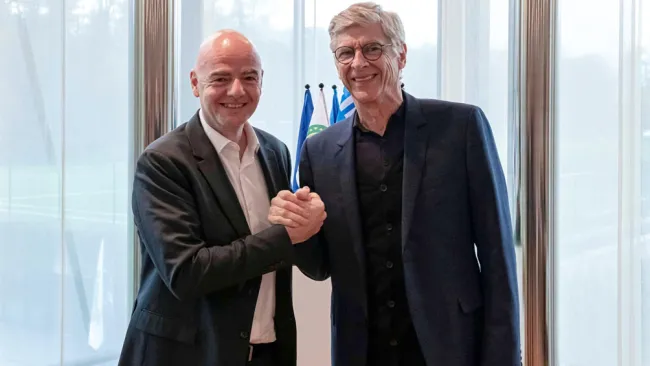Gianni Infantino y Arsène Wenger tras el anuncio de FIFA 