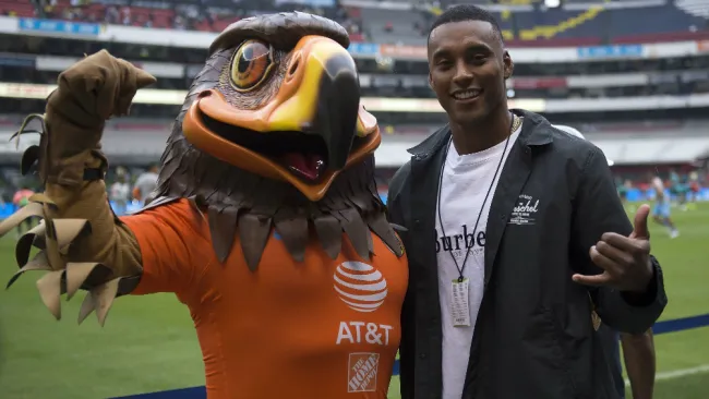 Michael Davis con la mascota del América