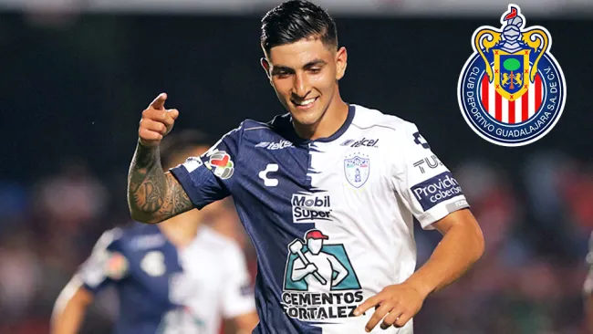 Guzmán festeja un gol con Pachuca