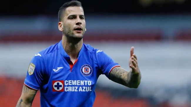 Édgar Méndez reclama durante un partido de Cruz Azul