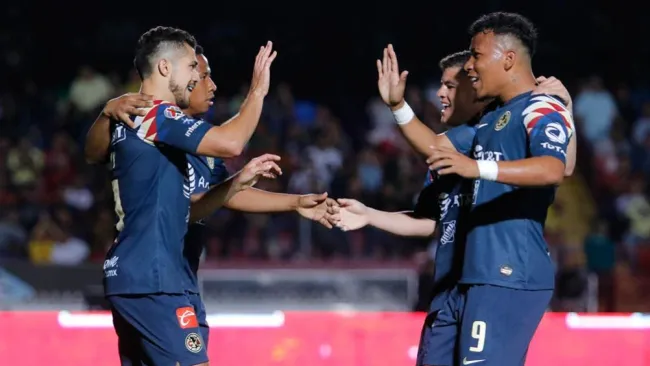 Jugadores de América festejan gol