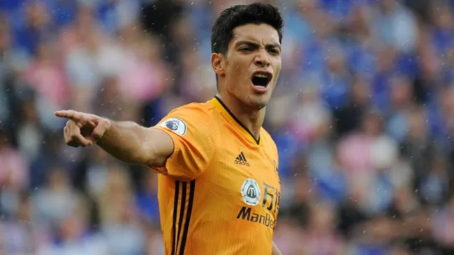 Raúl Jiménez en acción con Wolverhampton