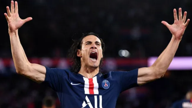 Cavani festeja un gol con el PSG