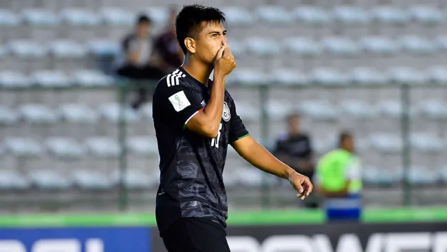 Efraín Álvarez se lamenta tras la falla contra Holanda 