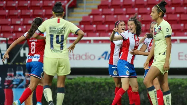 Chivas festeja gol contra América