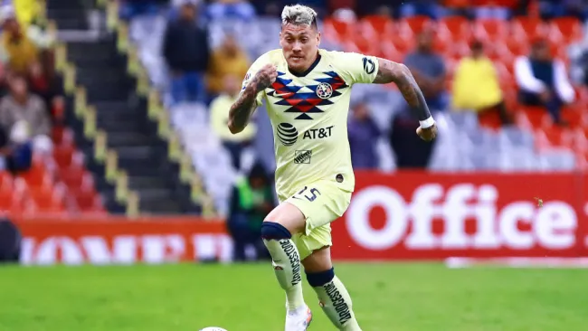 Nico Castillo durante un juego del América