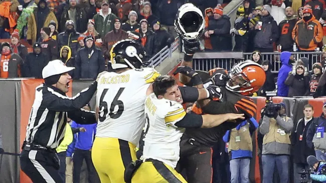 Myles Garrett, a punto de pegarle con el casco a Mason Rudolph