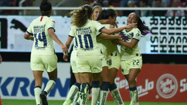 Jugadoras del América Femenil celebrando un gol contra Chivas