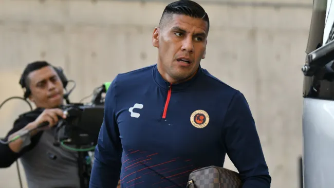 Salcido llegando a un entrenamiento con el Tiburón 