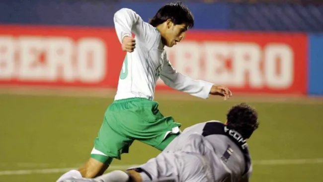El delantero esquiva al portero de Brasil y se prepara para marcar en la Final del Mundial Sub 17 hace 14 años