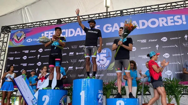 Crisanto Grajales en la premiación del Triatlón