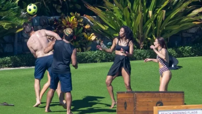 Russell Wilson jugando futbol en México