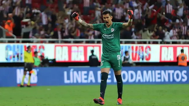 Gudiño, en festejo durante un partido de las Chivas