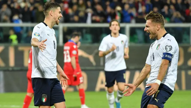 Jorginho e Immobile celebrando un gol con Italia