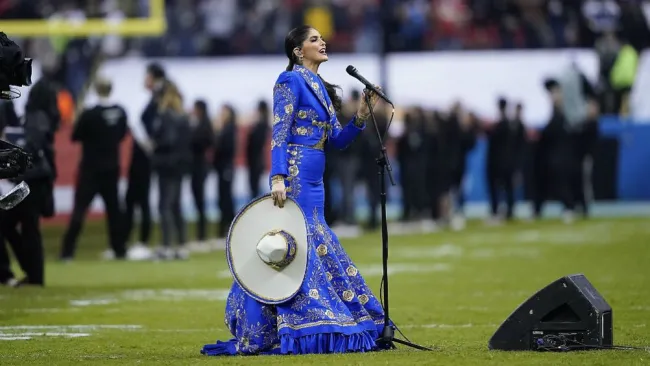 Ana Bárbara entona el Himno Nacional