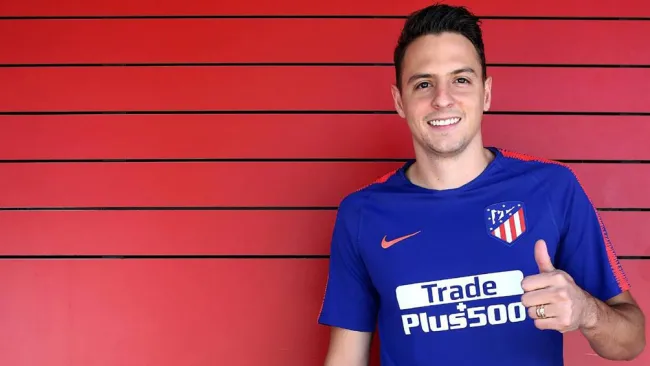 Santiago Arias sonríe tras un entrenamiento del Atlético