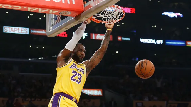 LeBron James se cuelga de la canasta en un partido con Lakers