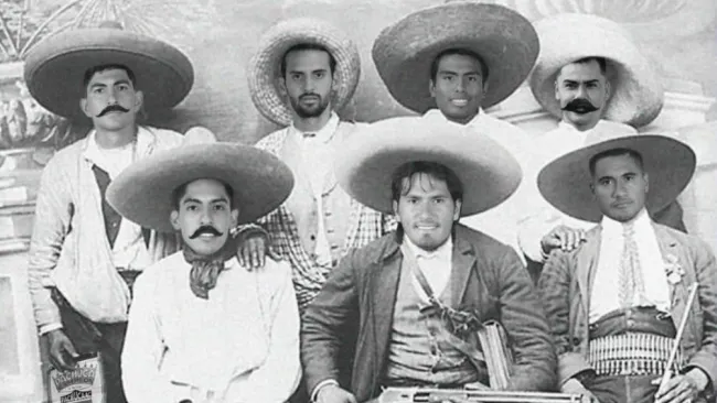 Jugadores de Pachuca con vestimenta revolucionaria