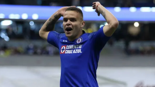 El Cabecita Rodriguez festeja un gol con Cruz Azul