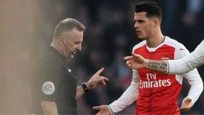 Xhaka en un partido con el Arsenal