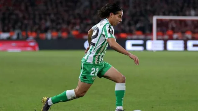Diego Lainez en partido del Betis