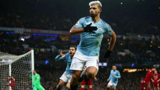 Sergio Agüero festeja gol con el City